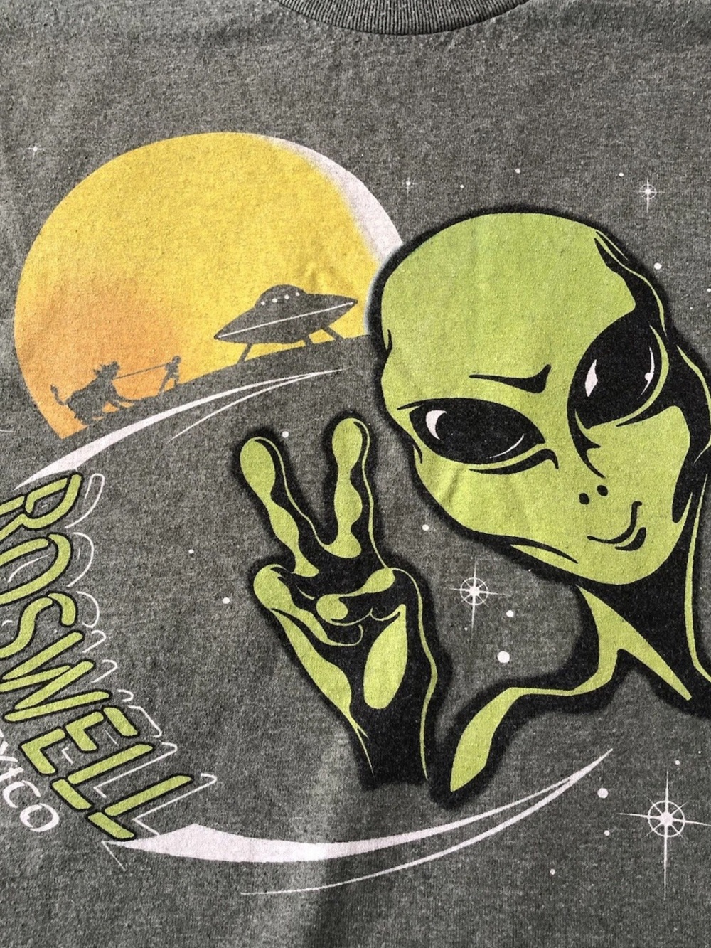 Gildan Gray Tee with Green Alien & Yellow Moon Graphic Size Large
